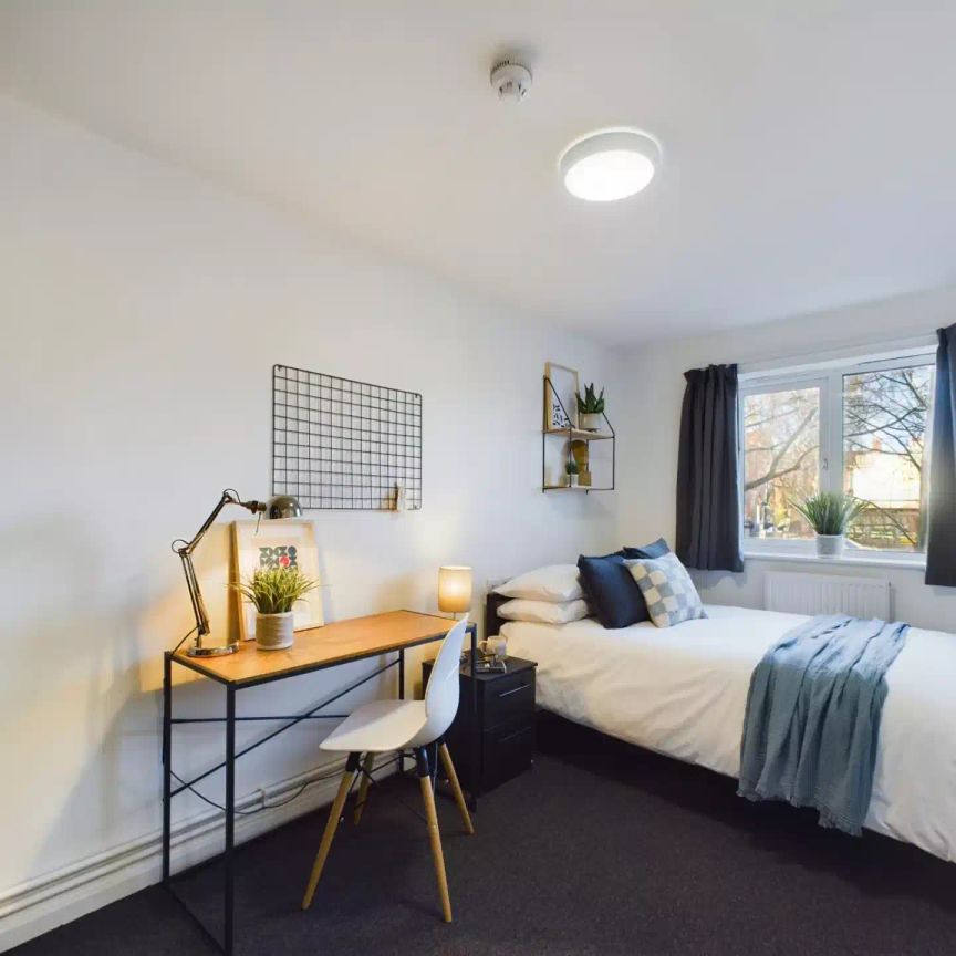 6 Bedroom House - Photo 1