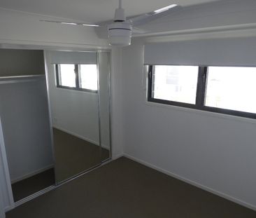Modern 3 bedroom Townhouse - Photo 1