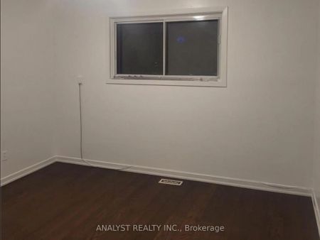 20 Goldcrest Boulevard #Lower Level - Photo 2