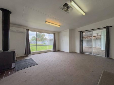 Comfortable Family Living on Ashton Street - Photo 2