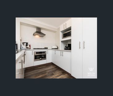 STUNNING TOWNHOUSE IN TOP END LOCATION! - Photo 1