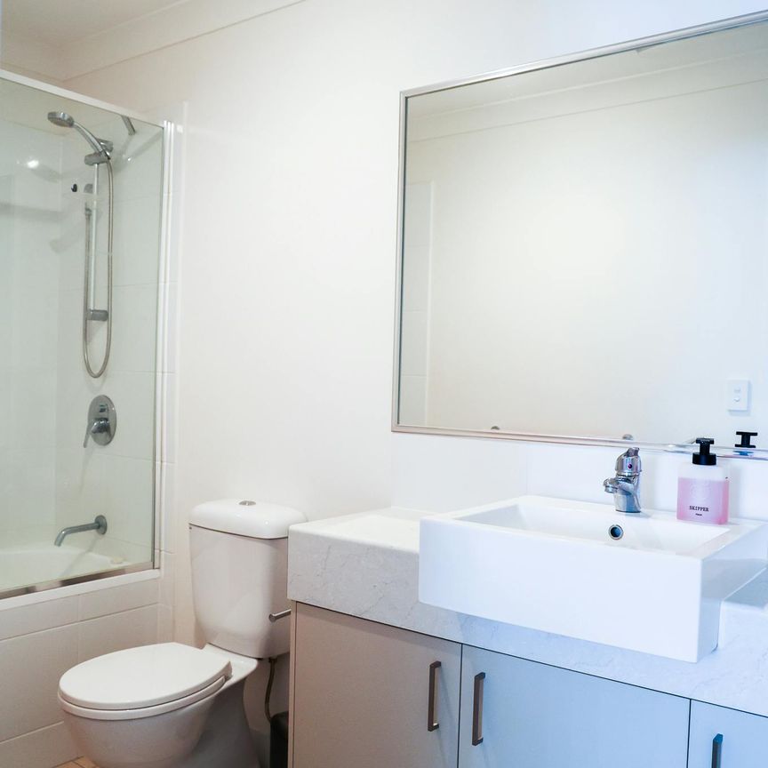 Comfortable Modern Townhouse - Photo 1