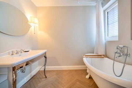 Beautiful apartment offering a unique character and stunning views of the lake - Photo 5