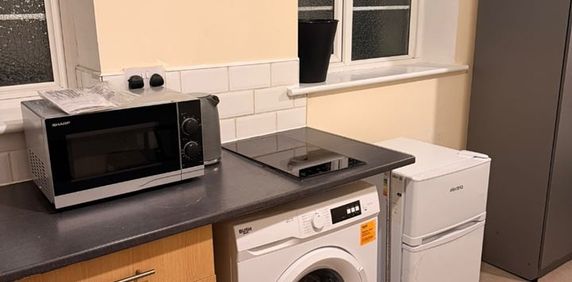 Studio Flat, Bromley Road, BR1 - Photo 2