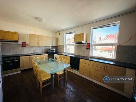 1 bedroom in a house share to rent - Photo 2