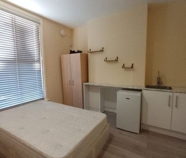 Studio Flat, Sandhurst Road, SE6 - Photo 2