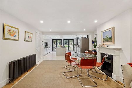 An impressive four bedroom family house with a private garden. - Photo 3