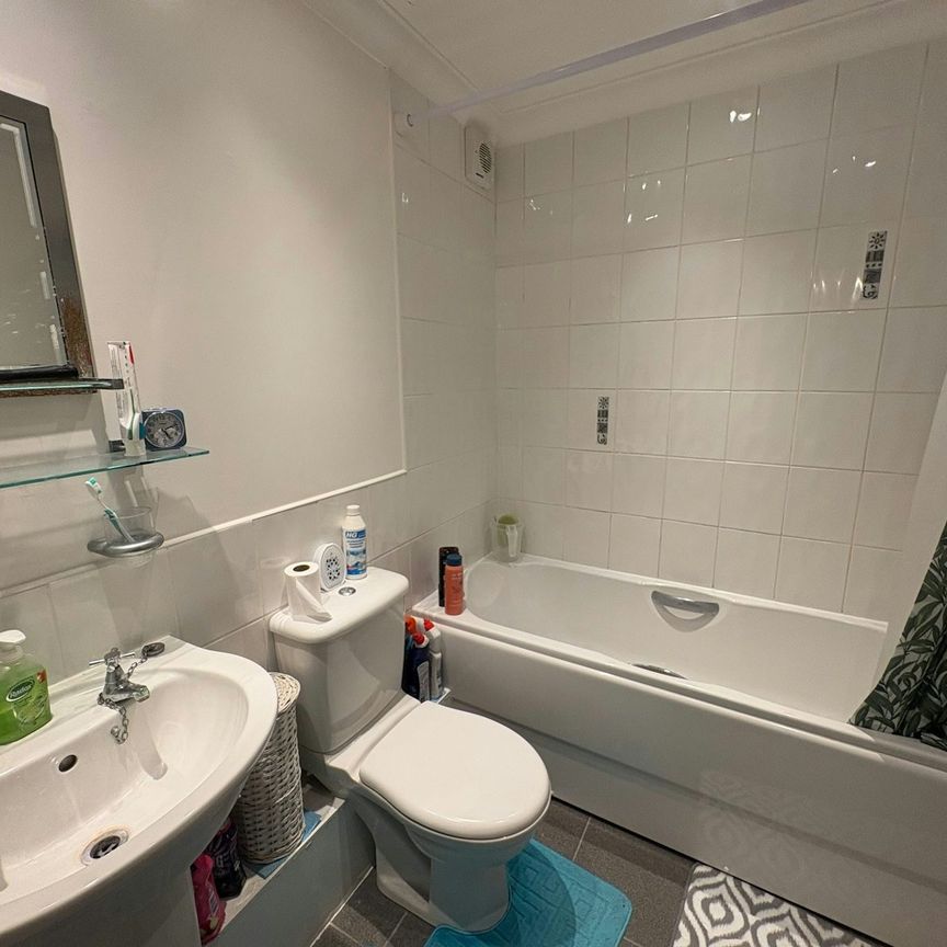 Flat to rent on - Photo 1