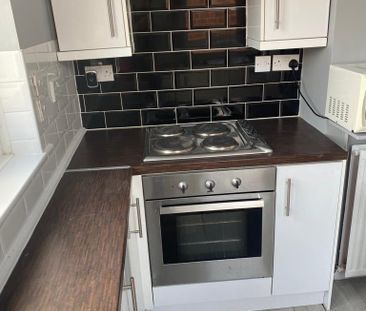 3 bedroom flat to rent - Photo 4