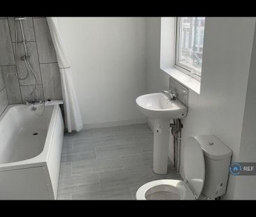 4 bedroom end of terrace house to rent - Photo 2