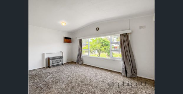 THREE BEDROOM HOME ! - Photo 1