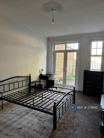 1 bedroom in a house share to rent - Photo 2