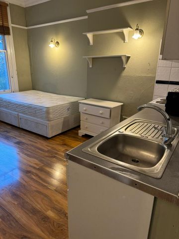 Studio Flat, Bedford Hill, SW12 - Photo 5