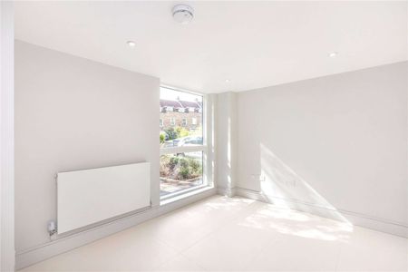 A delightful five bedroom house with off-street parking and private garden. - Photo 5