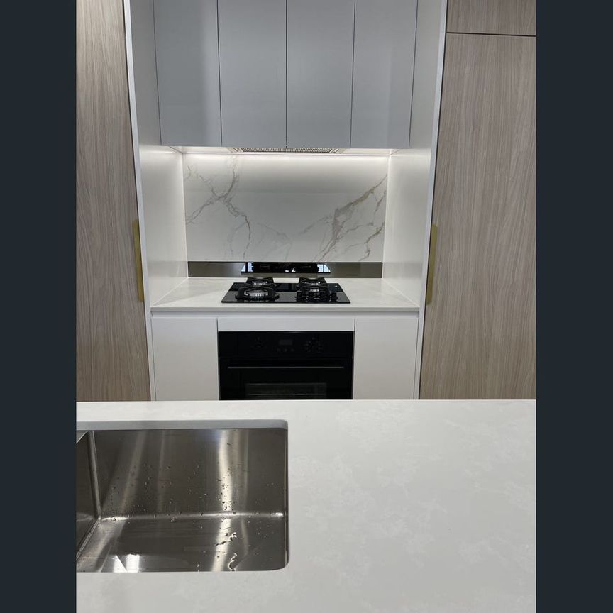 Modern 2 Bedroom Apartment with 2 Bathrooms in Hurstville Prime Location - Photo 1