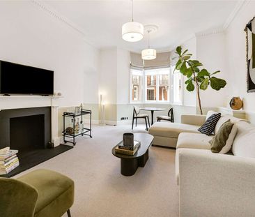 Perfectly located lateral two bedroom flat with two reception rooms in the heart of Knightsbridge boasting over 1,000sqft of living space. - Photo 1