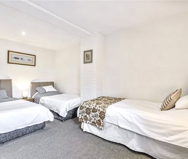 This pretty double fronted red brick cottage with roof terrace is a... - Photo 2