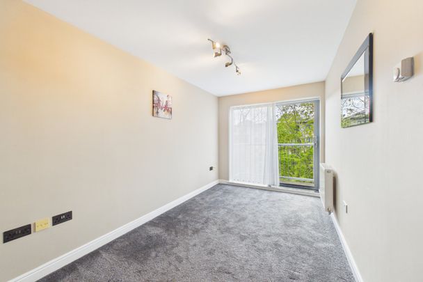 1 bedroom Flat in Coombe Way, Farnborough - Photo 1
