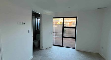 Brand New, Modern & Stylish Townhouse! - Photo 3