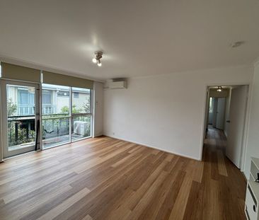 Stylish and spacious living in ideal location - Photo 2