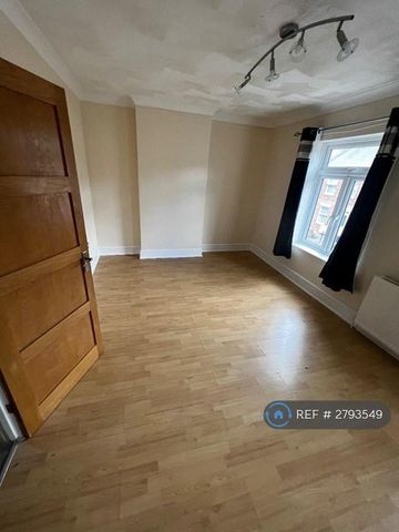 3 bedroom semi-detached house to rent - Photo 5