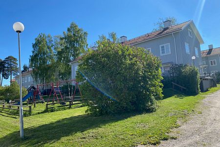 Marmaberget: Rymlig tvåa i markplan med uteplats - Foto 3