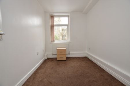 2 Bedroom FIrst Floor Flat - Photo 4