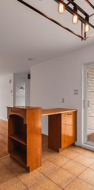 Libre ! Haut De Triplex 5 1/2 Rénové - Photo 1