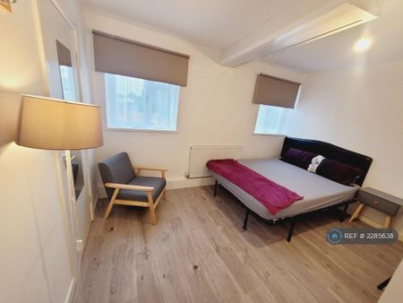 8 bedroom detached house to rent - Photo 3