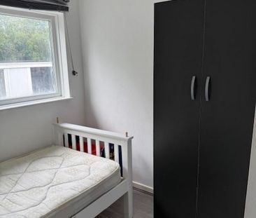 1 bedroom in a flat share to rent - Photo 1