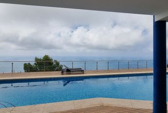 For rent: spacious apartment with 3 bedrooms and sea views.