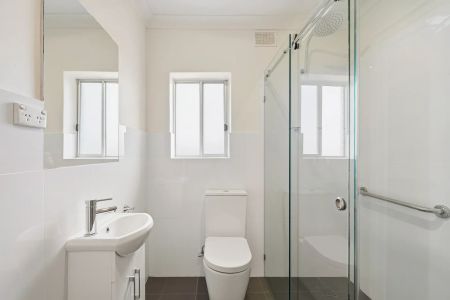 Modern & Spacious 2-Bedroom Unit in a Highly Convenient Location - Photo 5