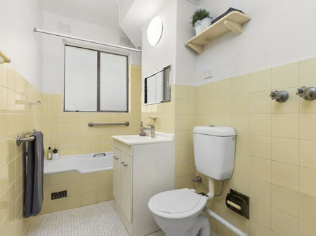 Bright spacious and convenient location - Photo 4