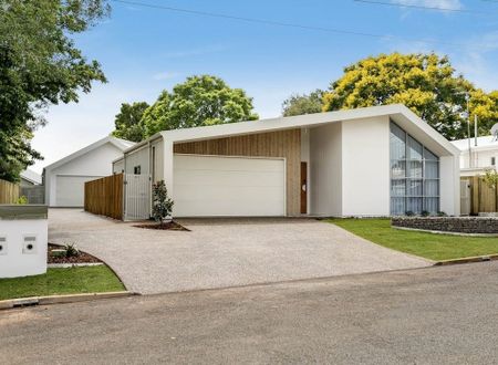 Modern Designer Home – Light, Style & Comfort Combined - Photo 4