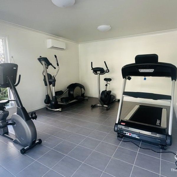 Townhouse - 4 Bedrooms, 3 Bathrooms, Double Lock up Garage - Photo 1