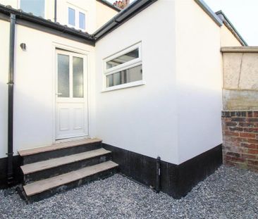 2 bedroom end of terrace house to rent - Photo 2