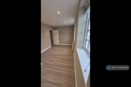 1 bedroom in a flat share to rent - Photo 3