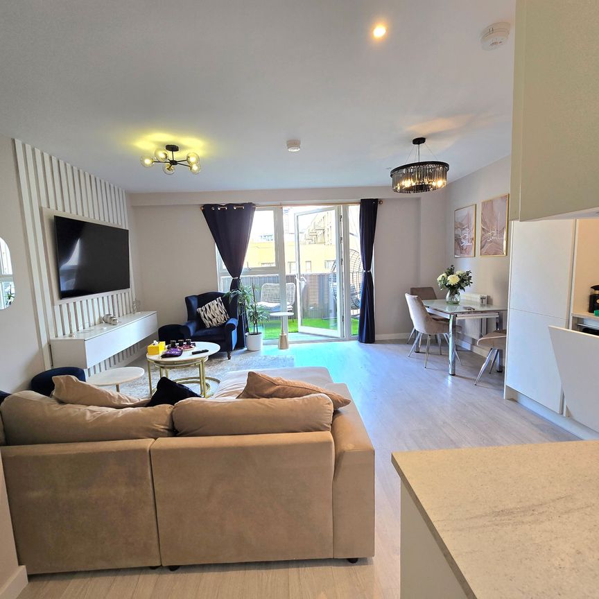 Stunning 2-Bed Duplex with Balcony Hendon Waterside NW9 - Photo 1