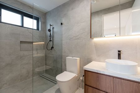 Near New 5 bedroom Luxury Duplex with Granny flat - Photo 3