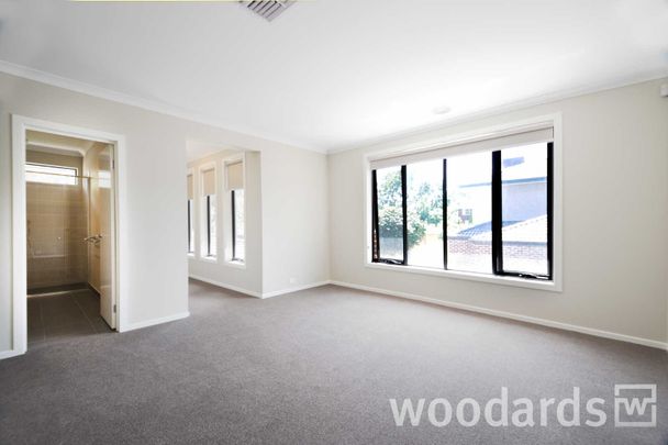 IMPRESSIVE TOWNHOUSE IN MOUNT WAVERLEY SCHOOL ZONE - Photo 1