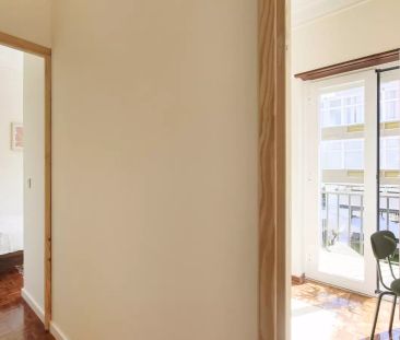 Room in a shared 10-bedroom apartment for rent in Lisbon - Foto 5