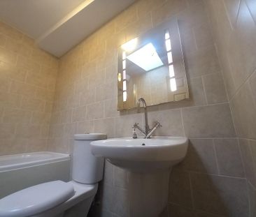 2 bedroom mews to rent - Photo 1