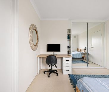 Top-floor sanctuary with leafy outlooks - Photo 6