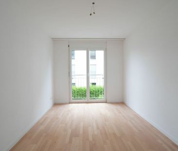 Helle und moderne 5.5-Zimmerwohnung mit Cheminée und grossem Balkon - Photo 3