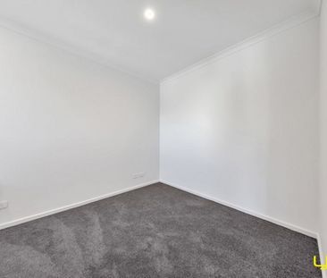 IMMACULATE APARTMENT STYLE LIVING TRIPLE STOREY TOWNHOUSE - Photo 1