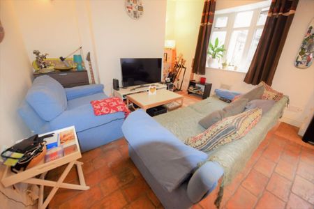 1 bedroom Flat in Hyde Park Terrace, Leeds - Photo 4