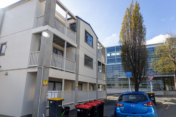 On-Campus Flat – Opposite Uni Library. Available for 2025 only! - Photo 1