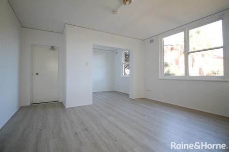 Apartment with 2 bedrooms, 1 bathroom & parking for 1 car - Photo 4