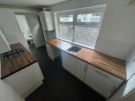 2 bedroom terraced house to rent - Photo 4