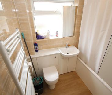 2 bedroom Flat to let - Photo 2